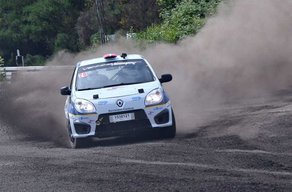 Casper Venning og Kristian Birk Hansen sidelæns i deres Renault Twingo R2 på Korskro Motor Centrums crossbane.
(Foto: specialpress@gmail.com)